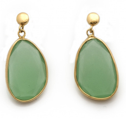 125.  Pendientes con ágata verde facetadas en montura de oro de 18K.