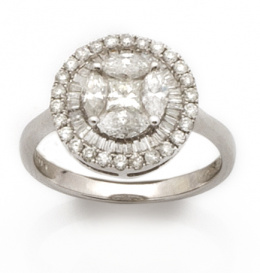 652.  Sortija de brillantes con centro de marquisses rodeando a diamante talla princesa, y doble orla de baquettes y brillantes.