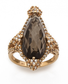 669.  Sortija con un topacio ahumado talla fantasía, orlado de brillantes y con tréboles de brillantes en puntos cardinales.