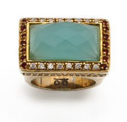 128.  Sortija con ágata verde azulada facetada rectangular rodeada por símil rubíes y circonitas .