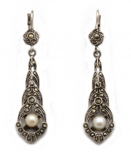 608.  Pendientes largos pp s. XX con hojitas de marcasitas y perla cultivada en parte inferior.