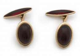 731.  Gemelos KREMENTZ años 40 con cabuchón oval de vidrio rojo,en montura de metal dorado.