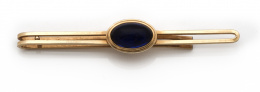 729.  Barra de corbata KREMENTZ con cabuchón oval de vidrio azul en metal dorado.