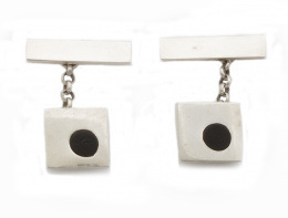 728.  Gemelos en plata con pieza cuadrada  adornada con círculo de coral negro.