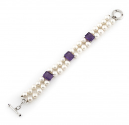 166.  Pulsera con dos hilos de perlas unidos por tres amatistas de talla rectangular.