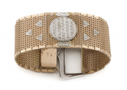 99.  Brazalete ancho en malla de oro rosa de VAN CLEFF AND ARPLES con centro circular de oro blanco y brillantes .