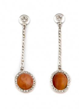 688.  Pendientes largos con ópalos de fuego ovales orlados de brillantes que penden de barra y botón articulados de brillantes.