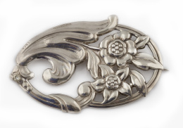 851.  Broche oval de TIFFANY AND CO en plata con diseño floral calado