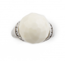 238.  Sortija ARMANI con esfera de ágata blanca facetada entre remate de columnas con circonitas