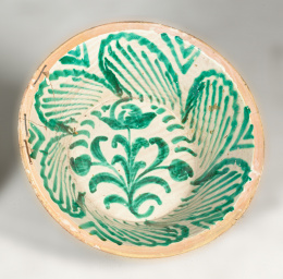 529.  Lebrillo de cerámica de esmaltada de verde, con flor en el asiento.Fajalauza, S. XIX.