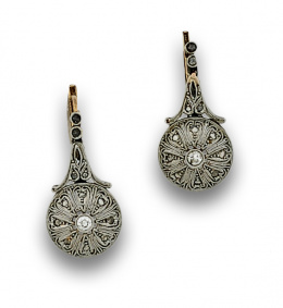 10.  Pendientes Belle Epoque con brillantes centrales en semiesferas caladas, con diamantes.