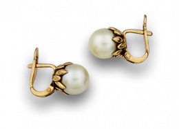 83.  Pendientes con perla cultivada de 8 mm en montura de pétalos de oro de 18k.