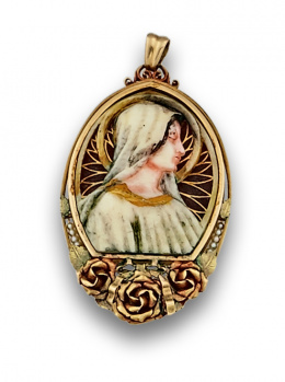 3.  Medalla Art Nouveau en oro tricolor de 18 k con Virgen en marfil pintado, sobre fondo translúcido de carey.