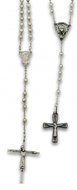 532.  Dos rosarios con cuentas esféricas en plata lisa.