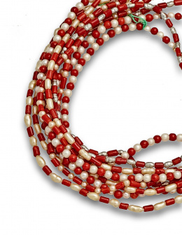 805.  Nueve collares cortos de coral y símil perlas barrocas y una pareja de pendientes a  juego.