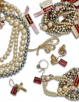 735.  Lote de doce collares de bisutería Majorica de distintos largos.