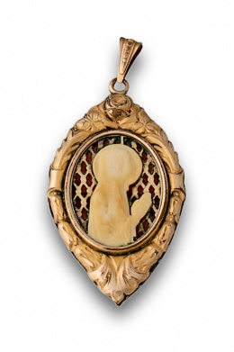 585.  Medalla colgante Art Noveau con Virgen de hueso sobre celosía de carey ,con marco de motivos florales en metal dorado