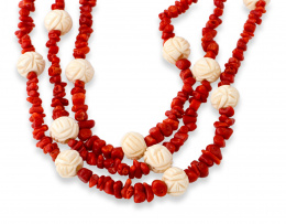 617.  Tres collares de coral rojo de rama  y cuentas de hueso tallado.