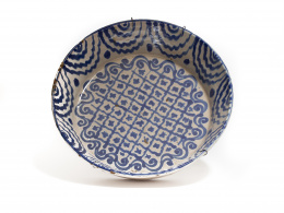 486.  Lebrillo en cerámica de Fajalauza vidriada en blanco y azul cobalto, con cenefa, decoración de círculos concéntricos en el ala y dibujos geométricos en el asiento.Granada, ff. S. XIX.