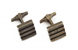 849.  Gemelos cuadrangulares de plata con bandas en plata pavonada