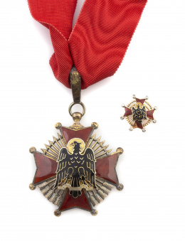 786.  Conjunto de gran Cruz de caballero de la Orden de Cisneros en plata dorada y esmalte y pin de Cruz de la orden de Cisneros en oro de 18K, esmalte y brillantes rematando puntas de la cruz