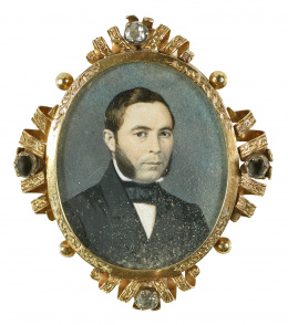 22.  Broche S. XIX con marco ovalado adornado por espirales de oro grabado y diamantes 