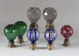 1279.  Pareja de bolas de cristal facetado traslúcido, ff. del S. XIX..