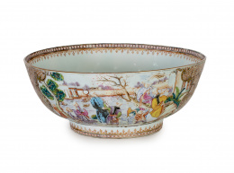 979.  Punch Bowl en porcelana Familia Rosa para la exportación. China, S. XVIII