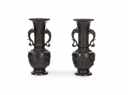 1377.  Pareja de jarrones en bronce con decoración de pájaros en relieve. Japón, periodo Meiji, ff. del S. XIX