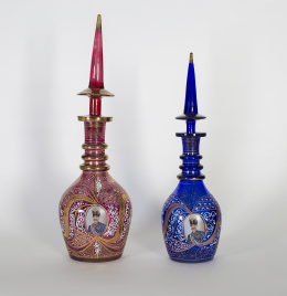 1379.  Decantador de cristal azul y dorado con retrato de Mozaffar al Din-Shah Qajarm.Bohemia o Francia, h. 1880.