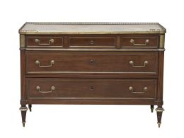 1241.  Cómoda Luis XVI de madera de caoba y bronce dorado. Francia, finales del S. XVIII.