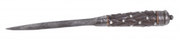 1121.  Cuchillo con empuñadura en madera y plata, simulando un trenzado, S. XVII
