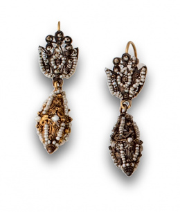 554.  Pendientes lagos en oro bajo y filigrana con aljófar de perlas.