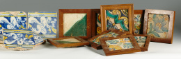 1041.  Ocho azulejos de cerámica esmaltada, con decoración de floresValencianos, Manises, S. XVIII - XIX. .