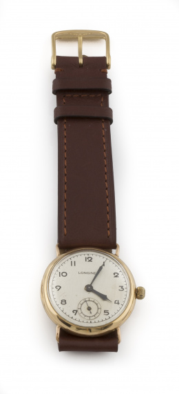 679.  Reloj LONGINES años 30 en oro de 18K.
