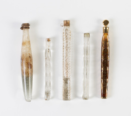 1537.  Cinco esencieros de cristal transparente y dorado.La Granja, S. XVIII..