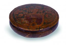 457.  Caja circular de  madera y paja, con un blasón de caballero en la tapa.Trabajo francés, h. 1800.