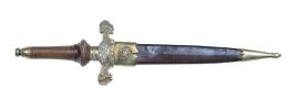 536.  Bayoneta de taco isabelino con el escudo de España.Empuñadura de madera, metal dorado y acero grabado con hojas y piel.Con inscripción: "Fábrica de Toledo 1859".