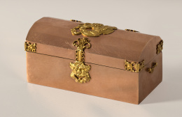 1192.  Importante cofrecillo-tabaquera en oro blanco y tumbaga con alegorías.Virreinato de Nueva España, Méjico, h. 1760.