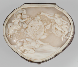 905.  Monedero en concha tallada y montada en plata.Reino de las Dos Sicilias, Nápoles, h. 1760-70.Firmado “Giussepe Forti.”.