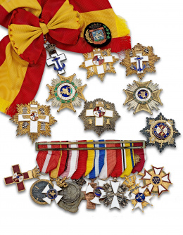 657.  Conjunto de Cruz Naval con distintivo blanco en banda de seda con bandera de España , condecoración de Gran Cruz al mérito naval con distintivo blanco en plata dorada ,más insignia bordada.