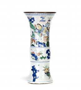 692.  Jarrón Gu en porcelana en porcelana esmaltada.China, dinastía Qing S. XIX.