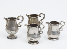 659.  Lote de cuatro vinajeras de plata; una pareja sin marcas, con asas de tornapunta, otra con marcas.Santa María Burgos, S. XIX