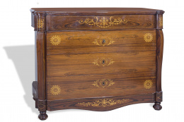 526.  Cómoda isabelina de madera de palosanto y marquetería.Trabajo catalán, h. 1860