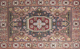 618.  Alfombra turca con decoración geométrica, de campo rosa y cartucho en verde.