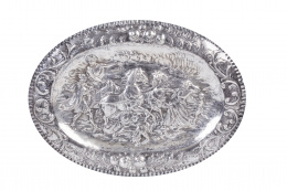 1184.  Bandeja oval decorativa en plata repujada con escena de cuadríga, con marcas frustas.Trabajo español, S. XIX