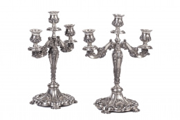 1068.  Pareja de candelabros de plata en su color, de tres brazos de luz, con decoración repujada, ley 833Portugal, Oporto, (1886-1938)
