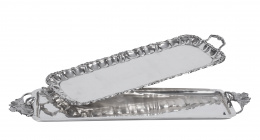 1069.  Dos bandejas de plata:  una de Montejo decorada con abellanas en las asas y otra de Matilde Espuñes (1909-1951)