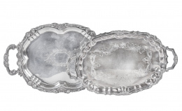 1072.  Conjunto de dos bandejas, una más grande y otra más pequeña, decoradas con contorno de hojas