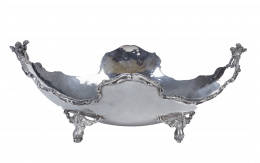 1089.  Centro de plata en su color, con asas rematadas